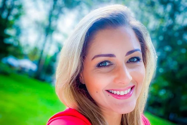 Pelada na praia! Nana Gouvea tira toda roupa e posta no Instagram