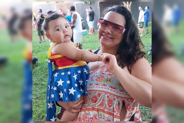“Morreu nos meus braços”, diz mãe de bebê morta por dengue e Covid