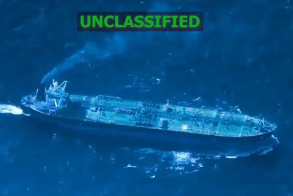 Imagem colorida mostra navio petroleiro apreendido pelos EUA - Metrópoles
