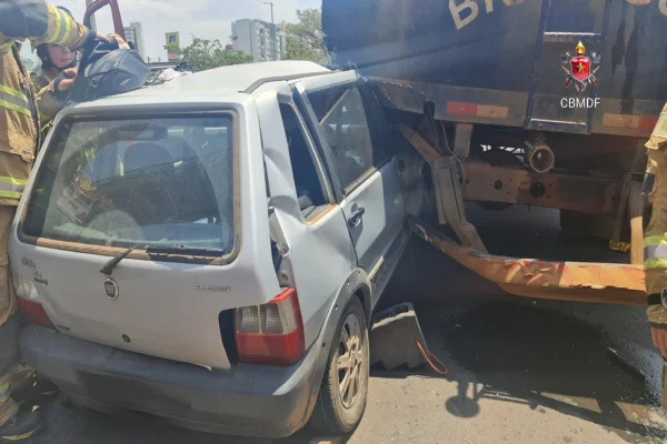 Foto de um carro entrando debaixo de um caminhão