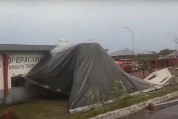 Vídeo. Quatro bombeiros ficam feridos após tenda se soltar durante treinamento