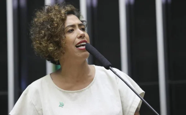 imagem colorida mostra deputada talíria petrone - Metrópoles