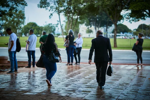 Pessoas caminhando ao ar livre