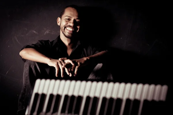 Do forró à música erudita: o acordeon eclético de Junior Ferreira
