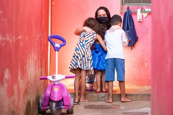 Gari desempregada com família