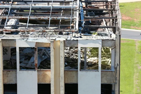 Abandonado e deteriorado, Torre Palace Hotel agora é foco de dengue