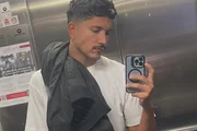 Yuri Lima faz selfie no elevador