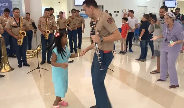 Criança que dançou pagode antes de cirurgia no DF recebe alta