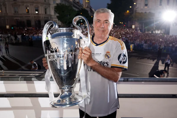 Foto colorida de Carlo Ancelotti, ex-treinador do Real Madrid, com troféu da Champions League - Metrópoles