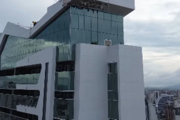Raio atinge prédio de luxo em Fortaleza e causa danos - Metrópoles