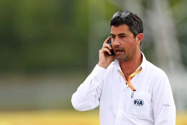 Michael Masi fala ao telefone