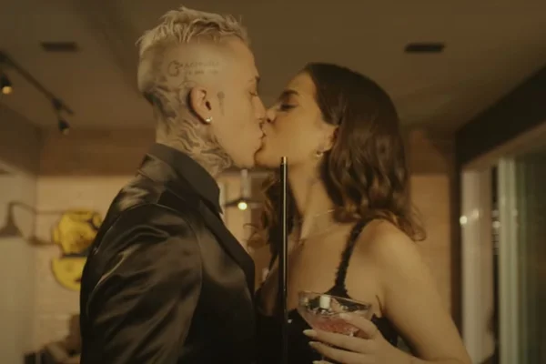 Print de um vídeo em que MC Daniel beija Mel Maia - Metrópoles