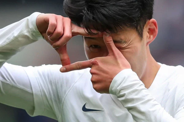 Tottenham vence e fica perto da Champions; Everton bate o Chelsea