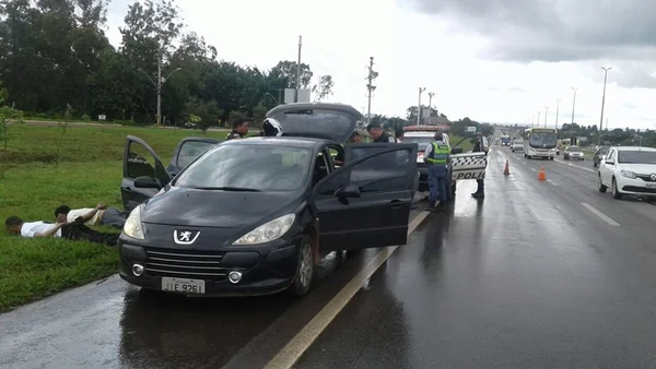 PMDF prende homens armados com carro roubado no Park Way
