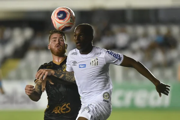 Renyer comemora estreia histórica pelo Santos aos 16 anos
