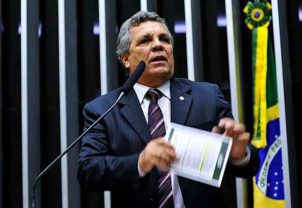Seis deputados do DF votam pelo arquivamento de denúncia contra Temer