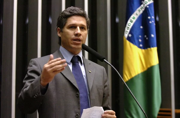 Deputado do PT confronta Moro na comissão do novo Código Penal