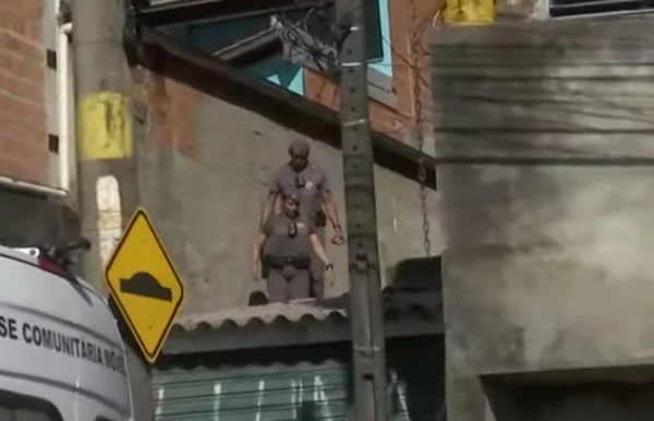Imagem de PMs descendo escada de casa onde homem esfaqueou a ex e outras duas mulheres - Metrópoles