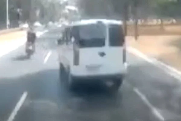 Foto de Fiat Doblo colidindo com motociclista
