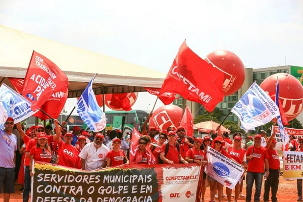 Servidores ocupam a Esplanada e pedem investimentos no setor público