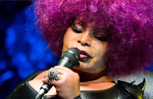 Relembre a trajetória de Elza Soares, uma das maiores vozes do Brasil