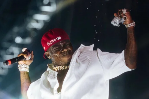 Após ser cortado de eventos, rapper DaBaby pede desculpas por homofobia