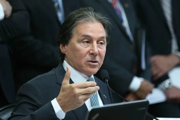 “Não podemos fazer reforma política corporativa”, afirma Eunício