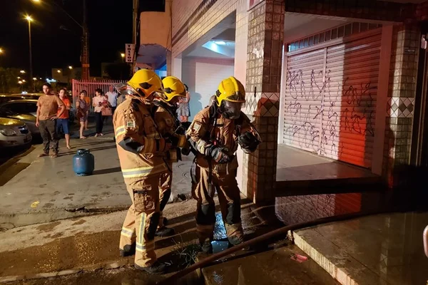 Cachorro morre em incêndio após dono esquecer velas acesas em casa