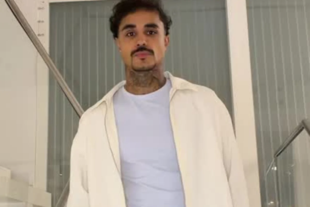MC Livinho grava vídeo com look azul e branco MC Livinho grava vídeo com look azul e branco