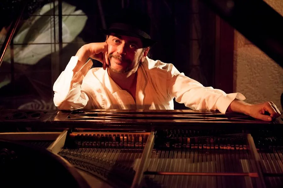 Músico estudou teatro para apresentar novo espetáculo, dirigido pelo ator Murilo Grossi Músico estudou teatro para apresentar novo espetáculo, dirigido pelo ator Murilo Grossi