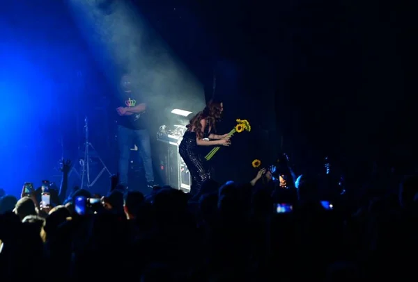 Em show marcante, Joss Stone distribui girassóis e emociona fãs