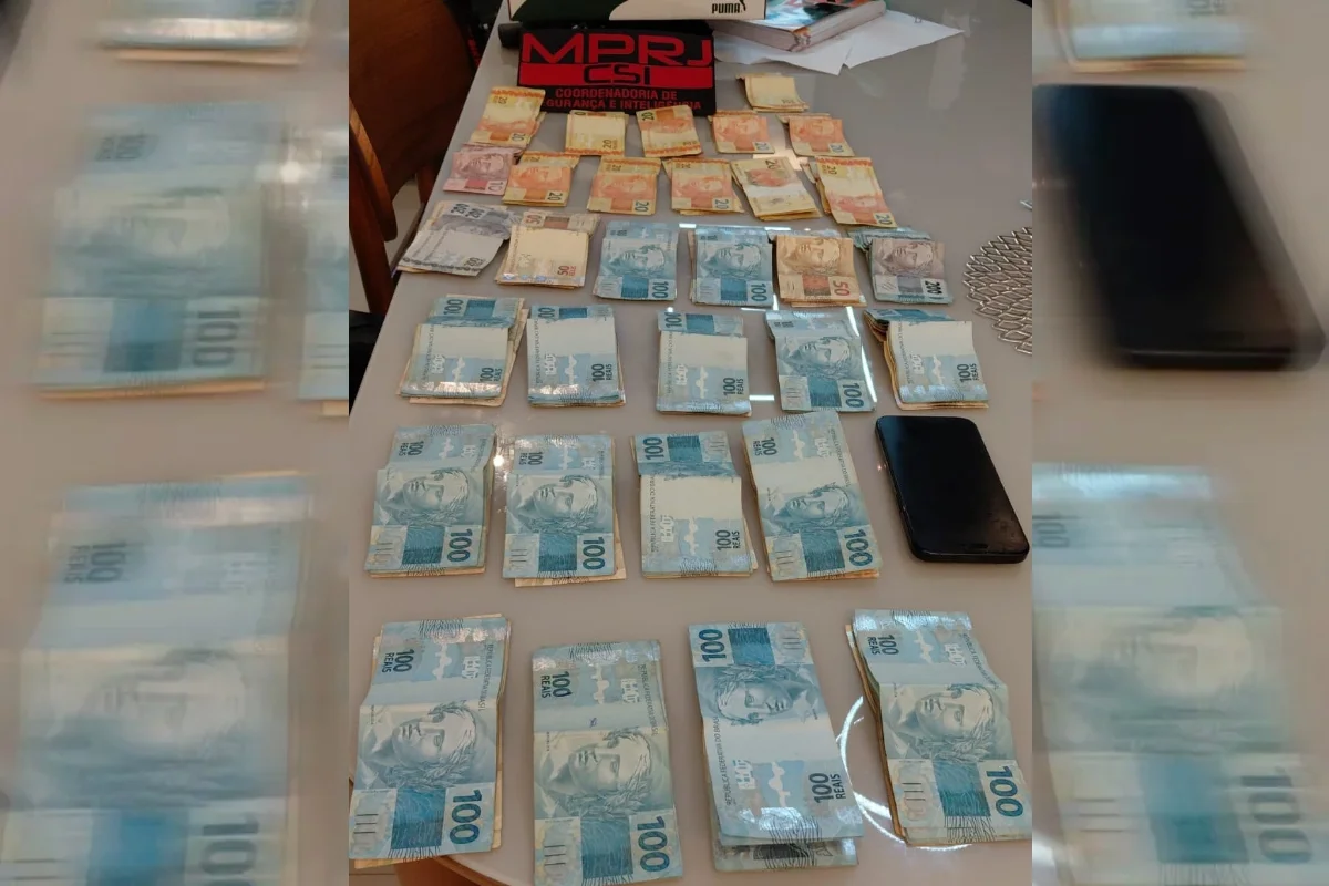 Dinheiro apreendido na casa de um dos PMs Dinheiro apreendido na casa de um dos PMs
