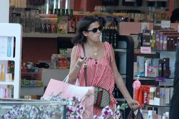 Bruna Marquezine leva quase tudo de shopping durante compras de Natal