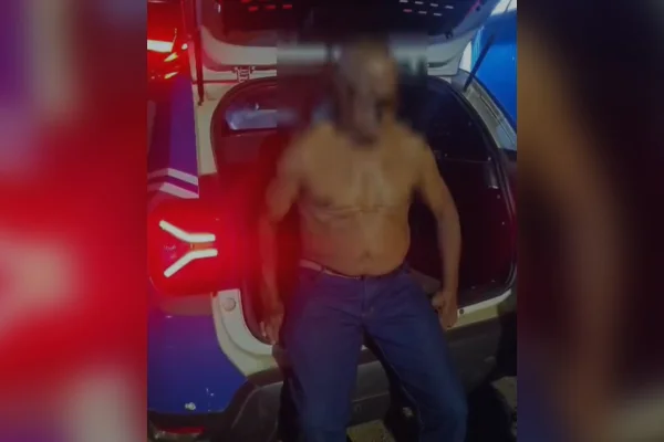 Motorista reza ao ser preso alcoolizado: “O senhor tá me vendo”