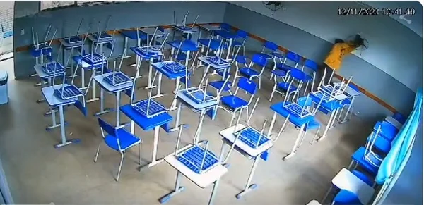 imagem colorida homem furta ventiladores escola