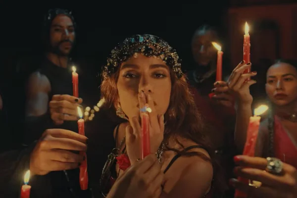 Anitta explica cigarro em clipe: “A Pomba Gira fuma”