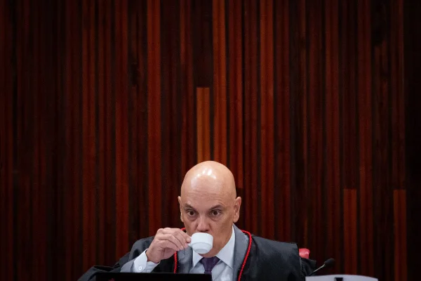 Foto colorida do ministro do STF Alexandre de Moraes tomando café - Metrópoles