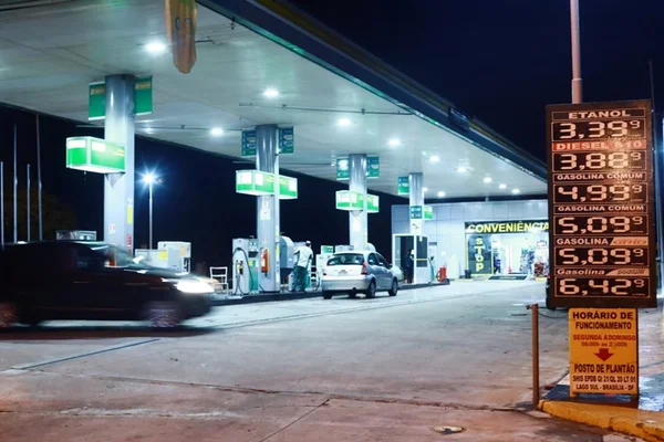 Gasolina a R$ 5 no DF. Entenda o que está por trás do preço elevado