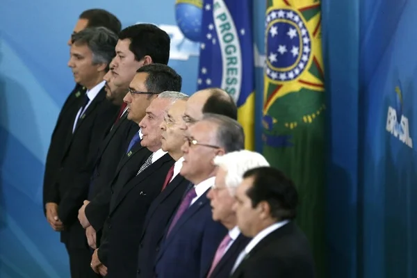De uma só vez, Temer empossa 10 novos ministros