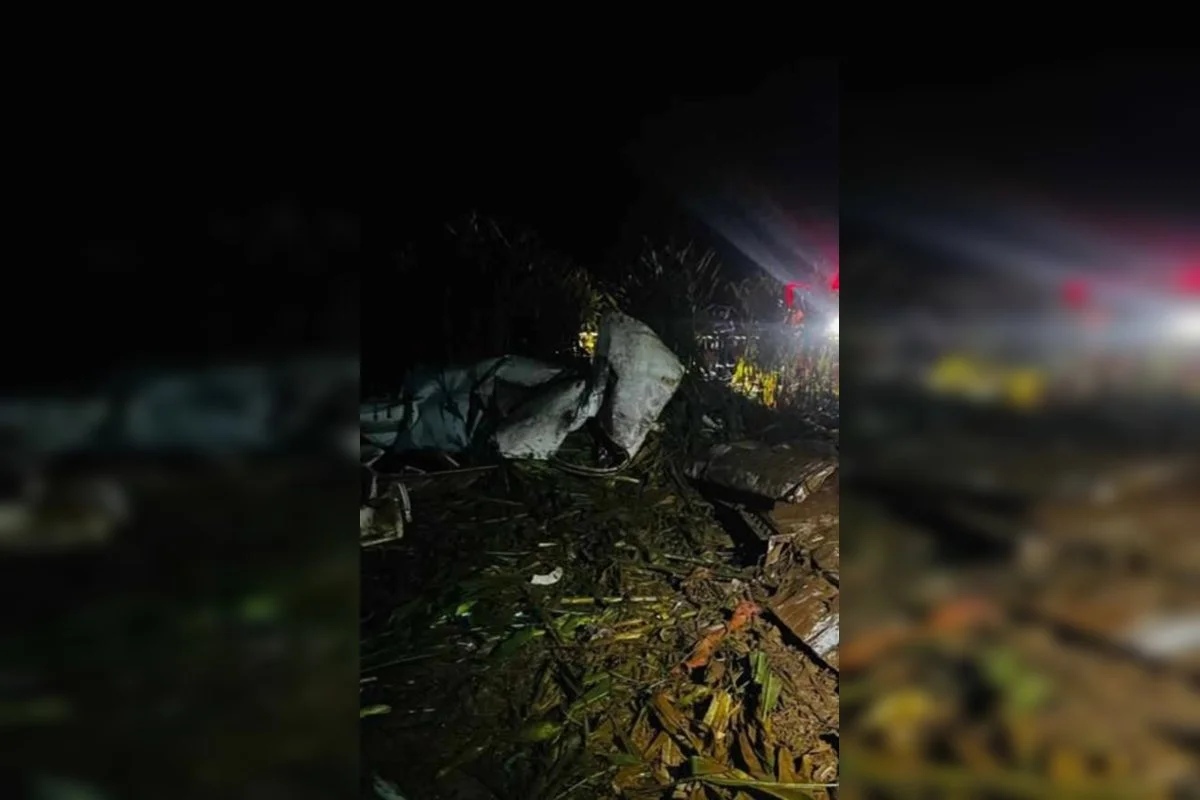 Avião de pequeno porte caiu, no início da noite desse sábado (13/6), na GO-174, sentido Caçu, próximo à Venda do Duca e à Escola do Rio Preto, na zona rural de Rio Verde (GO) Avião de pequeno porte caiu, no início da noite desse sábado (13/6), na GO-174, sentido Caçu, próximo à Venda do Duca e à Escola do Rio Preto, na zona rural de Rio Verde (GO)