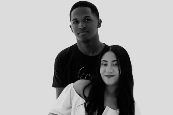 Imagem colorida de casal de jovens que esperavam quíntuplos - Metrópoles