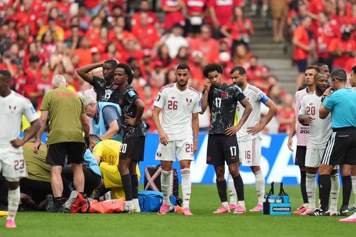 Jogadores se desesperaram após Koné, do Canadá, quebrar a perna; fotos - imagem 3 Jogadores se desesperaram após Koné, do Canadá, quebrar a perna; fotos - imagem 3