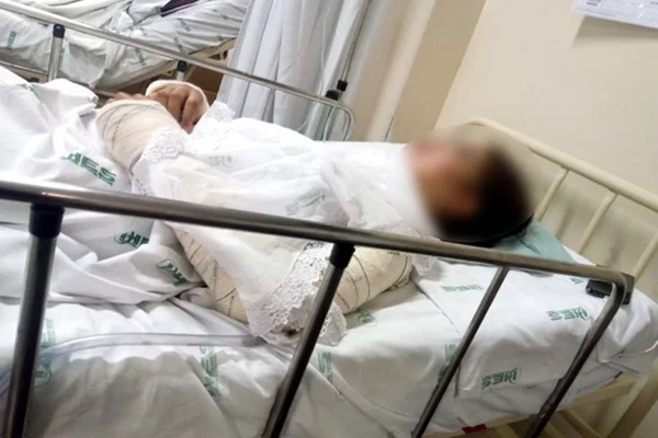 Jovem que perdeu bebê ao apanhar muda versão e acusa o namorado