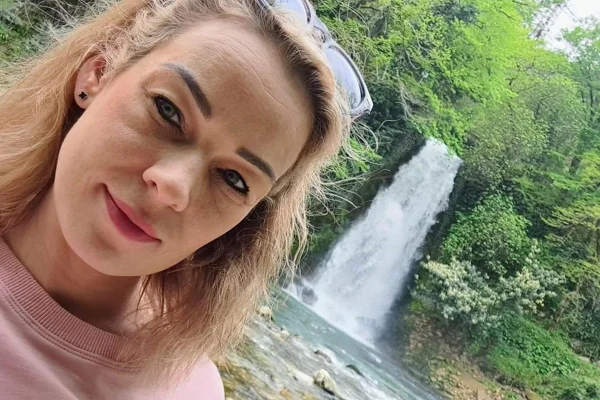 Mulher loira em frente de cachoeira - Metrópoles