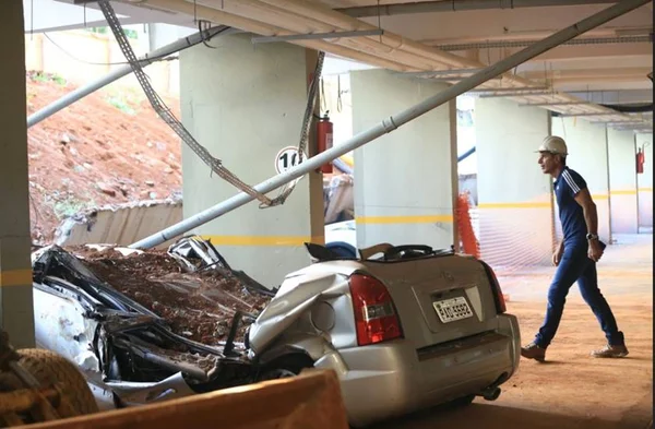 Carros soterrados em garagem da 210 Norte começam a ser retirados