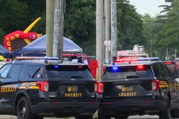 Imagem colorida de viaturas de polícia em Ohio