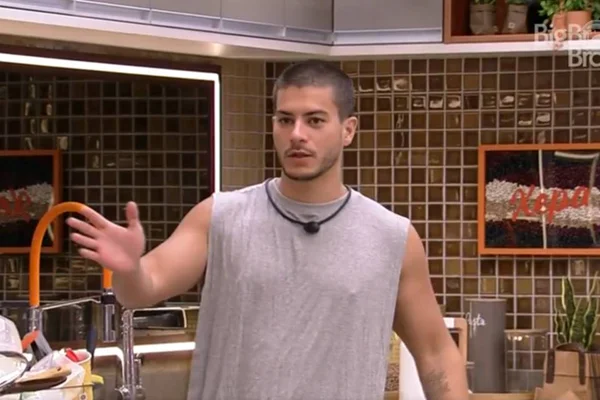BBB22: longe de Maíra Cardi, Arthur Aguiar se joga em comidas da festa