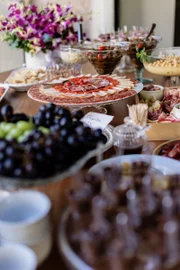 Mesa com frios, frutas e doces para as convidadas Mesa com frios, frutas e doces para as convidadas