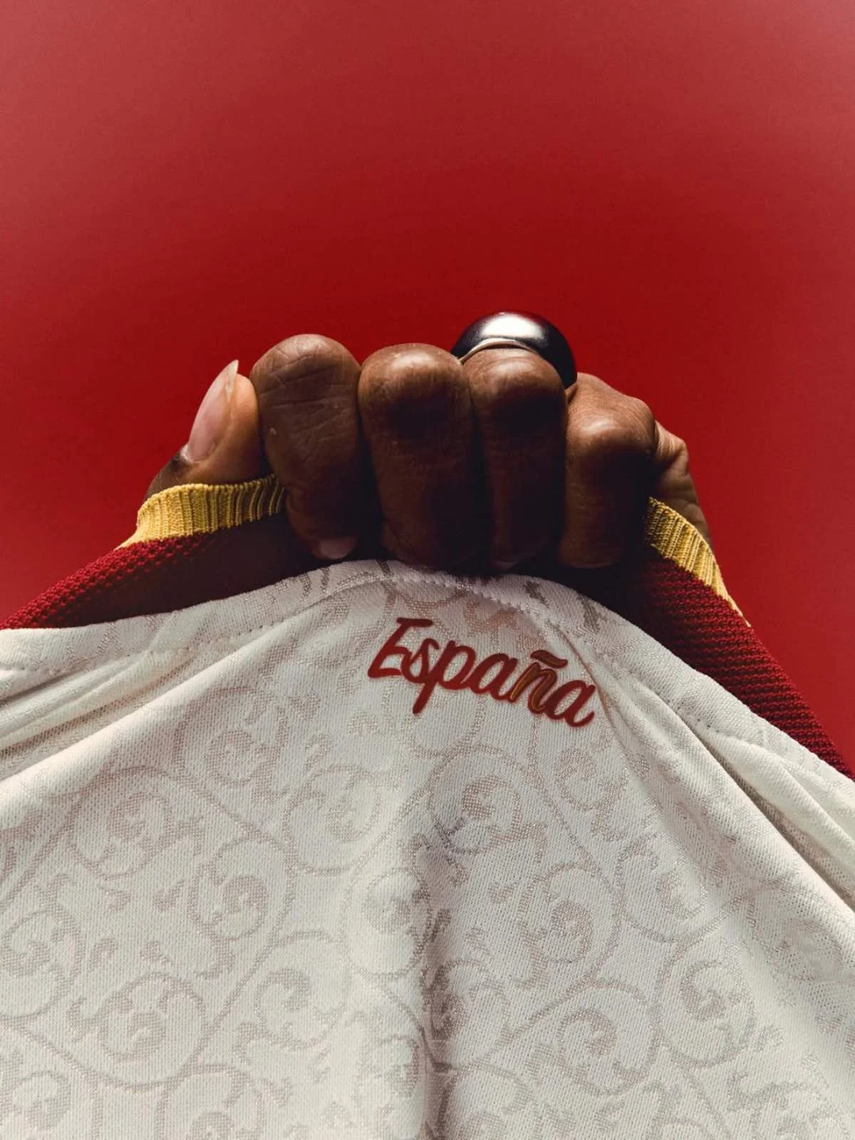 Detalhe próximo à gola da camisa Detalhe próximo à gola da camisa