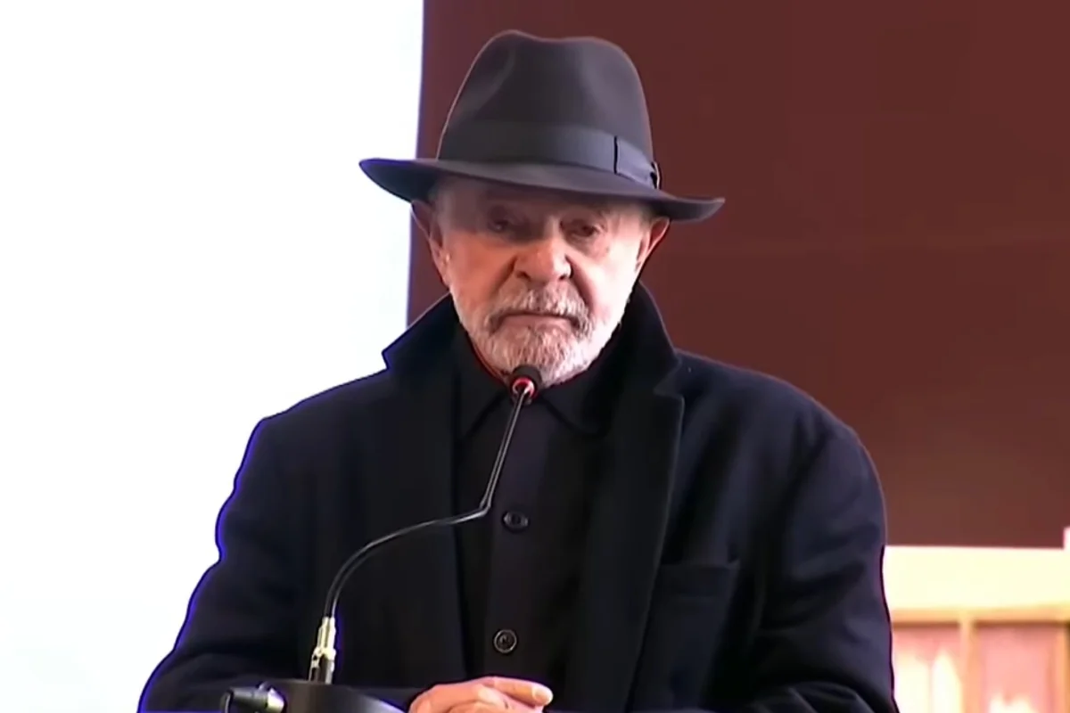 Lula pede minuto de silêncio e diz que enviará ministro à Venezuela Lula pede minuto de silêncio e diz que enviará ministro à Venezuela